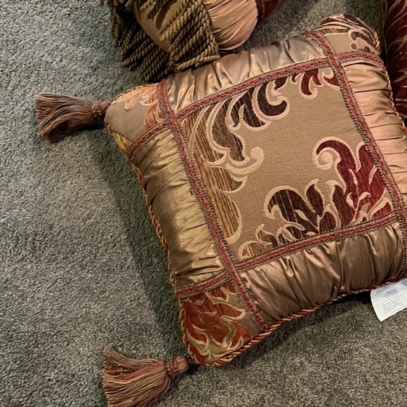 Set of three decorative pillows with tassels - perfect for fall - Picture 3 of 5